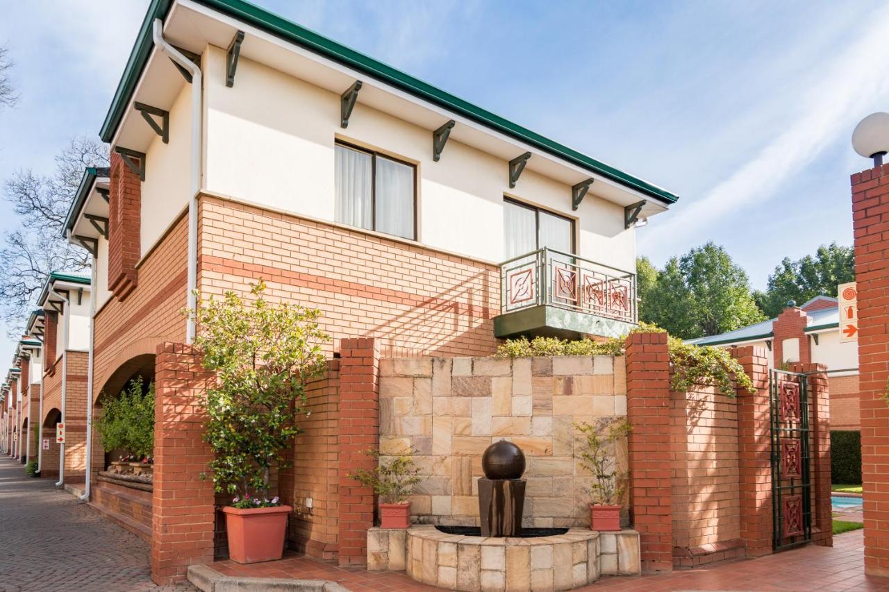 Courtyard Hotel Rosebank Johannesburg Bagian luar foto
