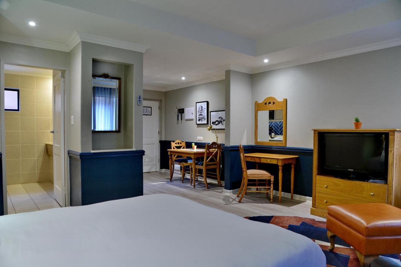 Courtyard Hotel Rosebank Johannesburg Bagian luar foto