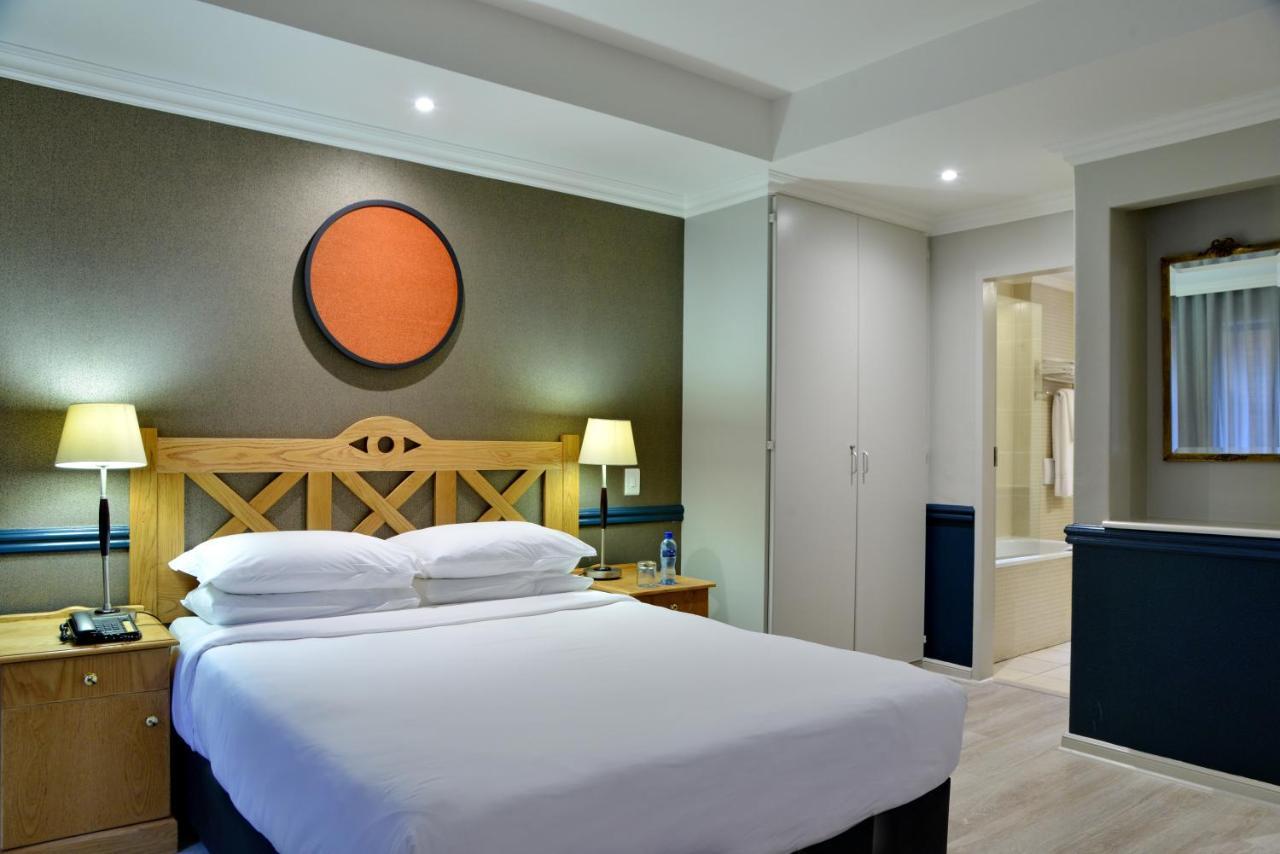 Courtyard Hotel Rosebank Johannesburg Bagian luar foto