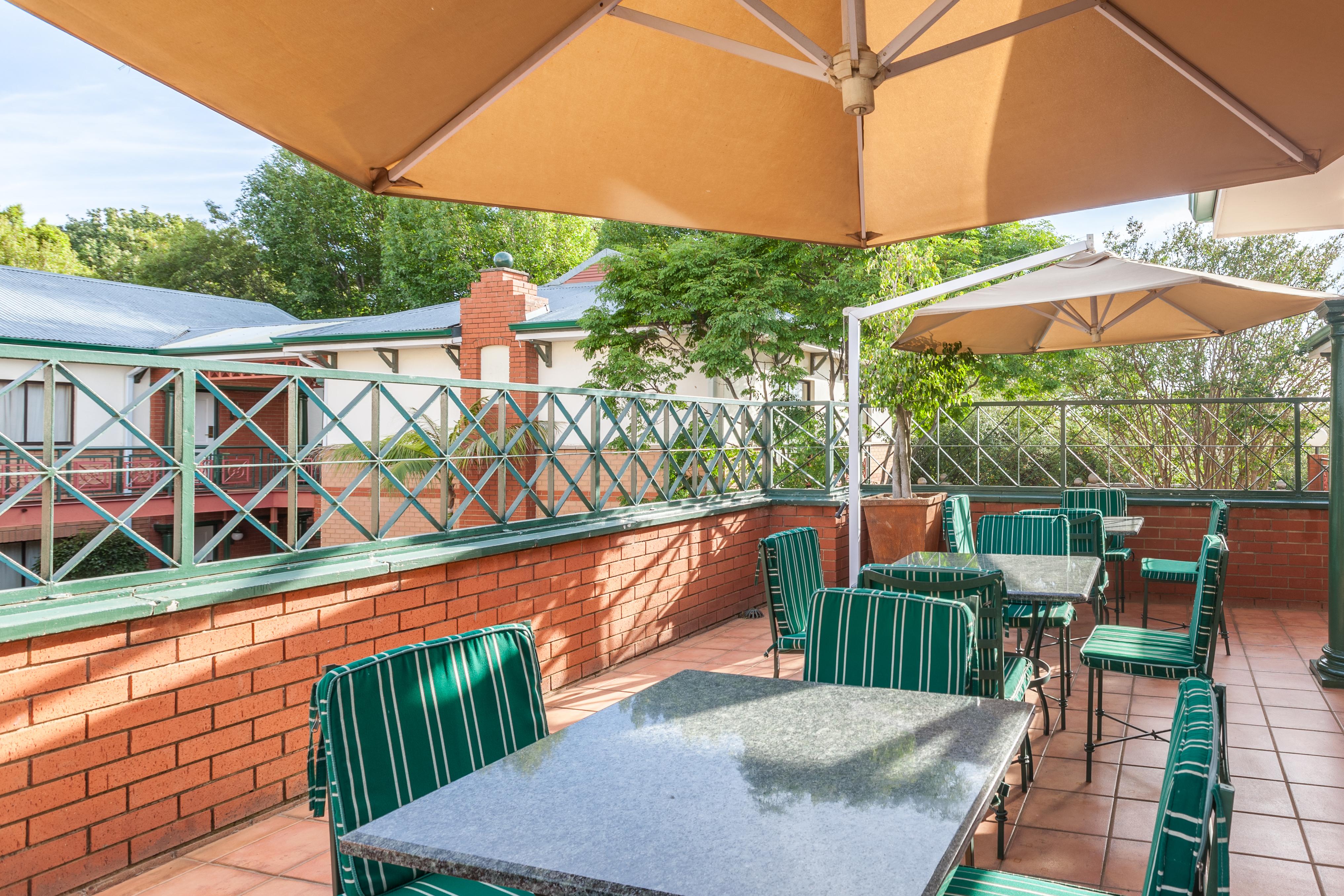 Courtyard Hotel Rosebank Johannesburg Bagian luar foto