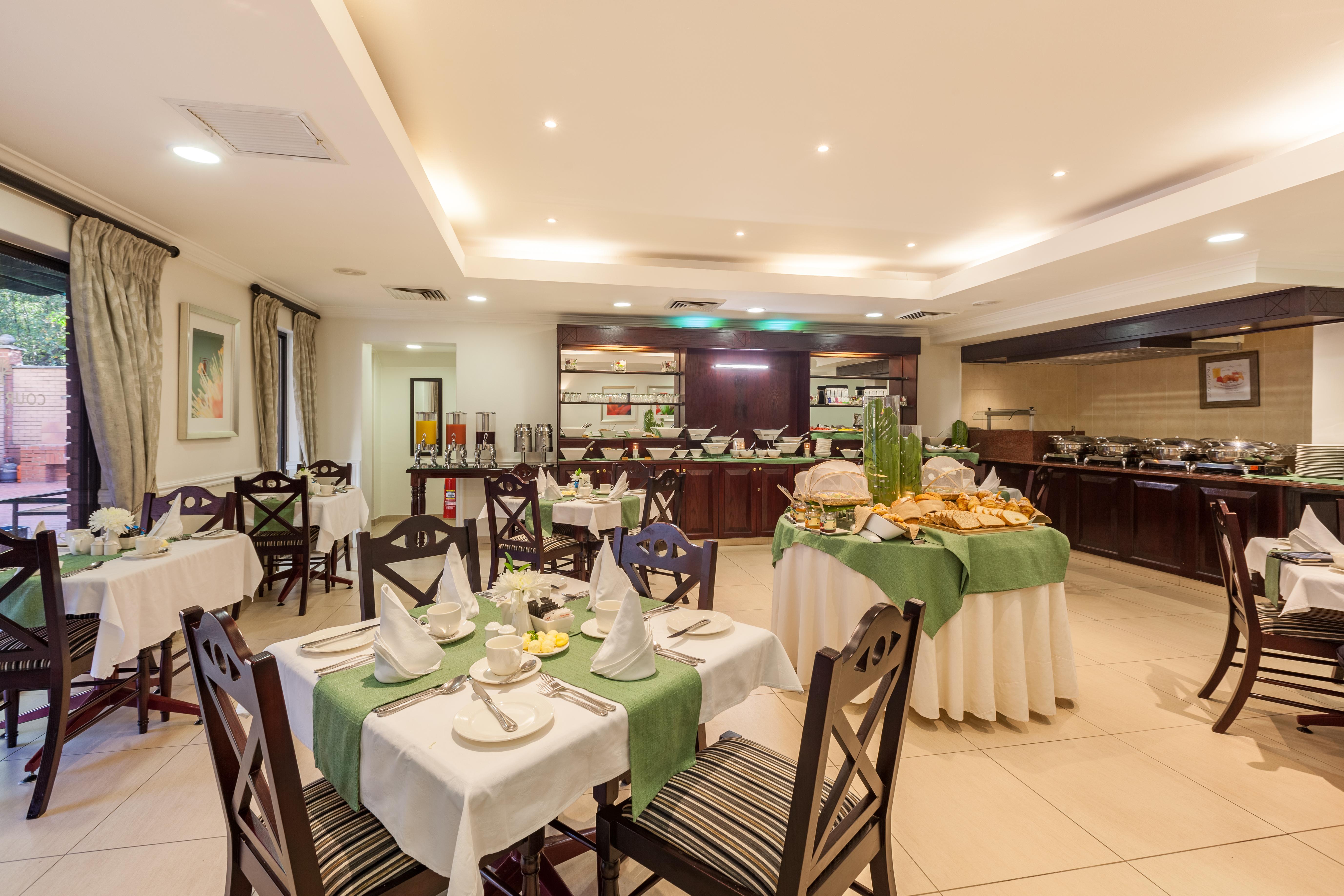 Courtyard Hotel Rosebank Johannesburg Bagian luar foto