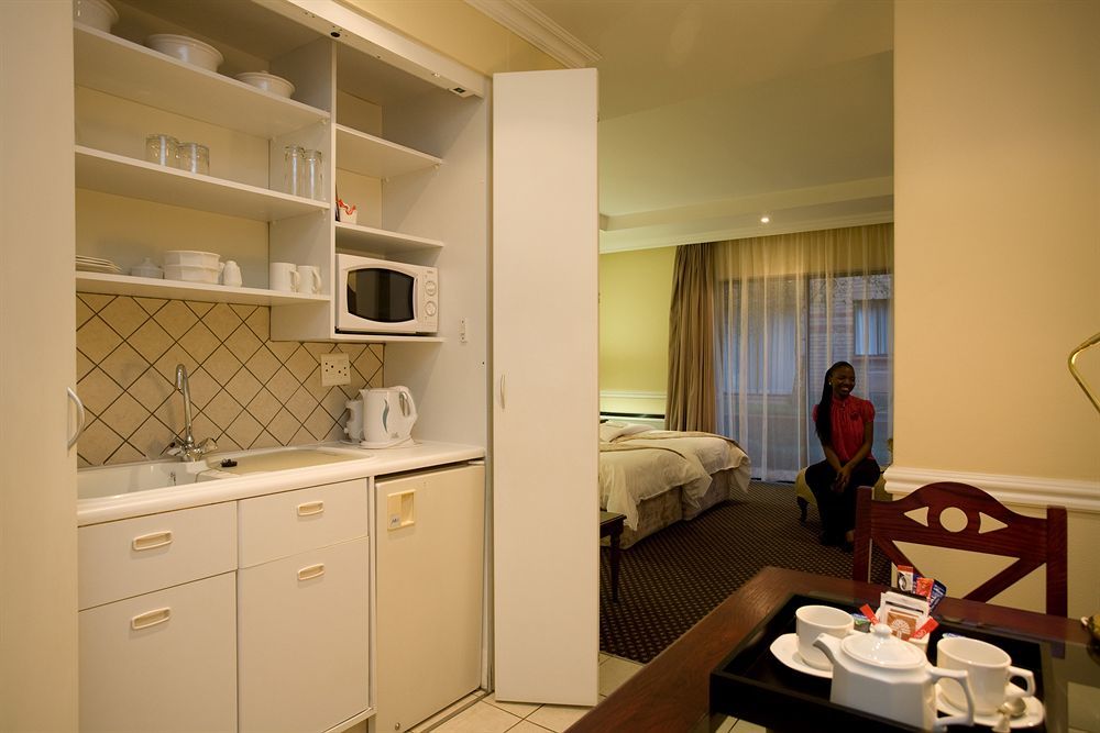 Courtyard Hotel Rosebank Johannesburg Bagian luar foto