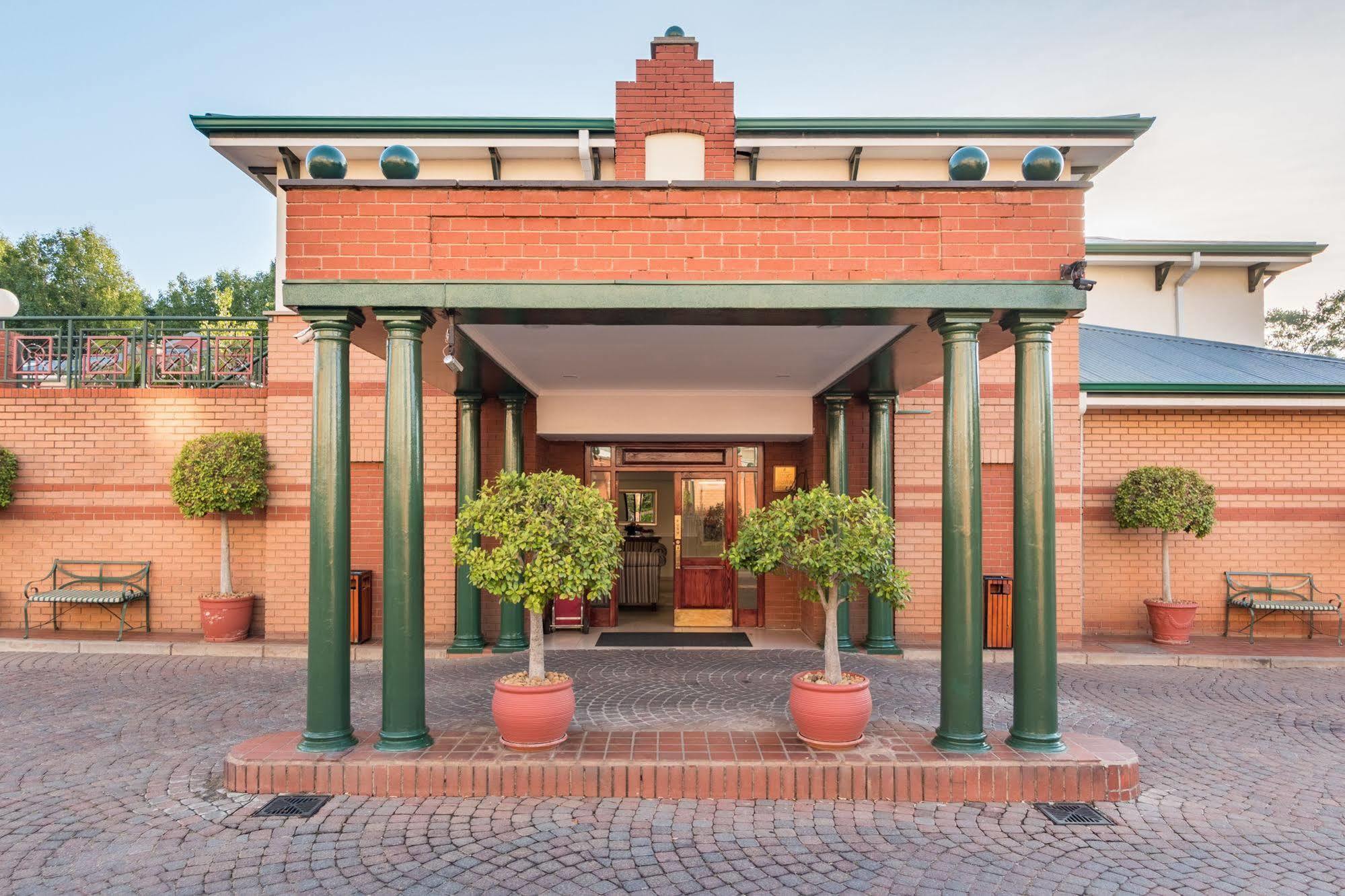 Courtyard Hotel Rosebank Johannesburg Bagian luar foto