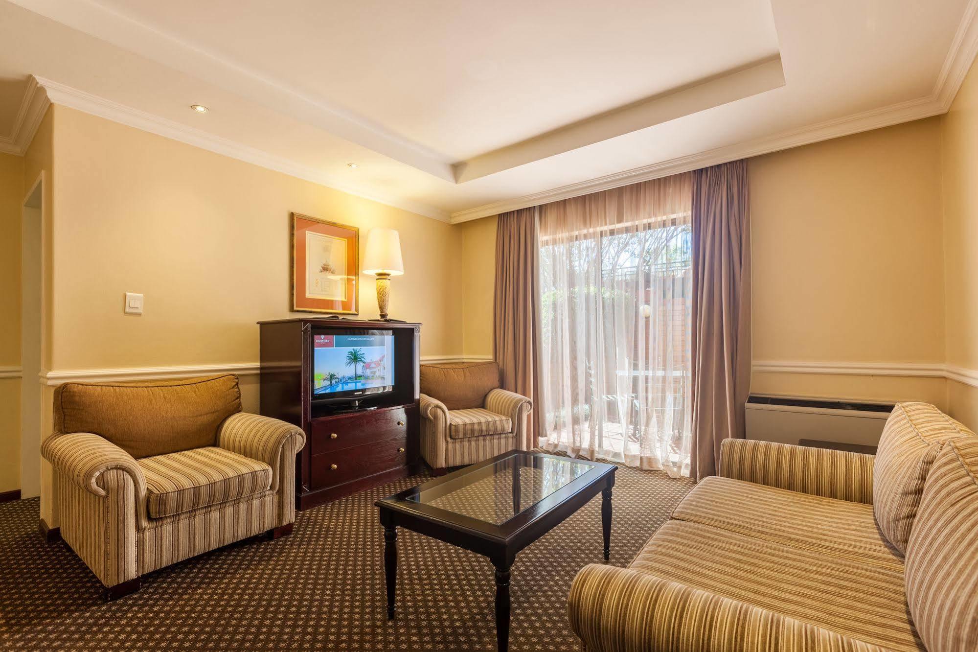Courtyard Hotel Rosebank Johannesburg Bagian luar foto