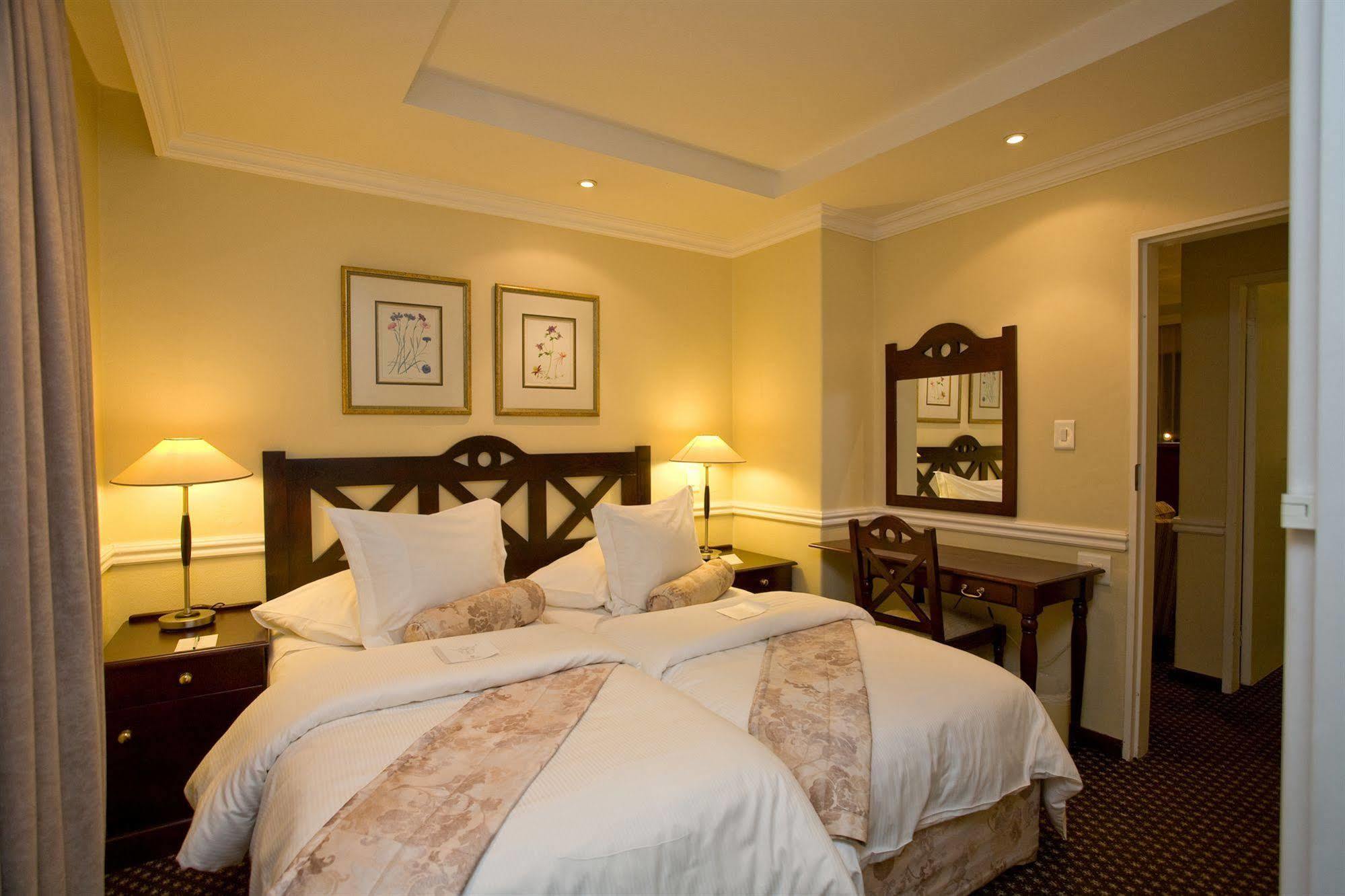 Courtyard Hotel Rosebank Johannesburg Bagian luar foto