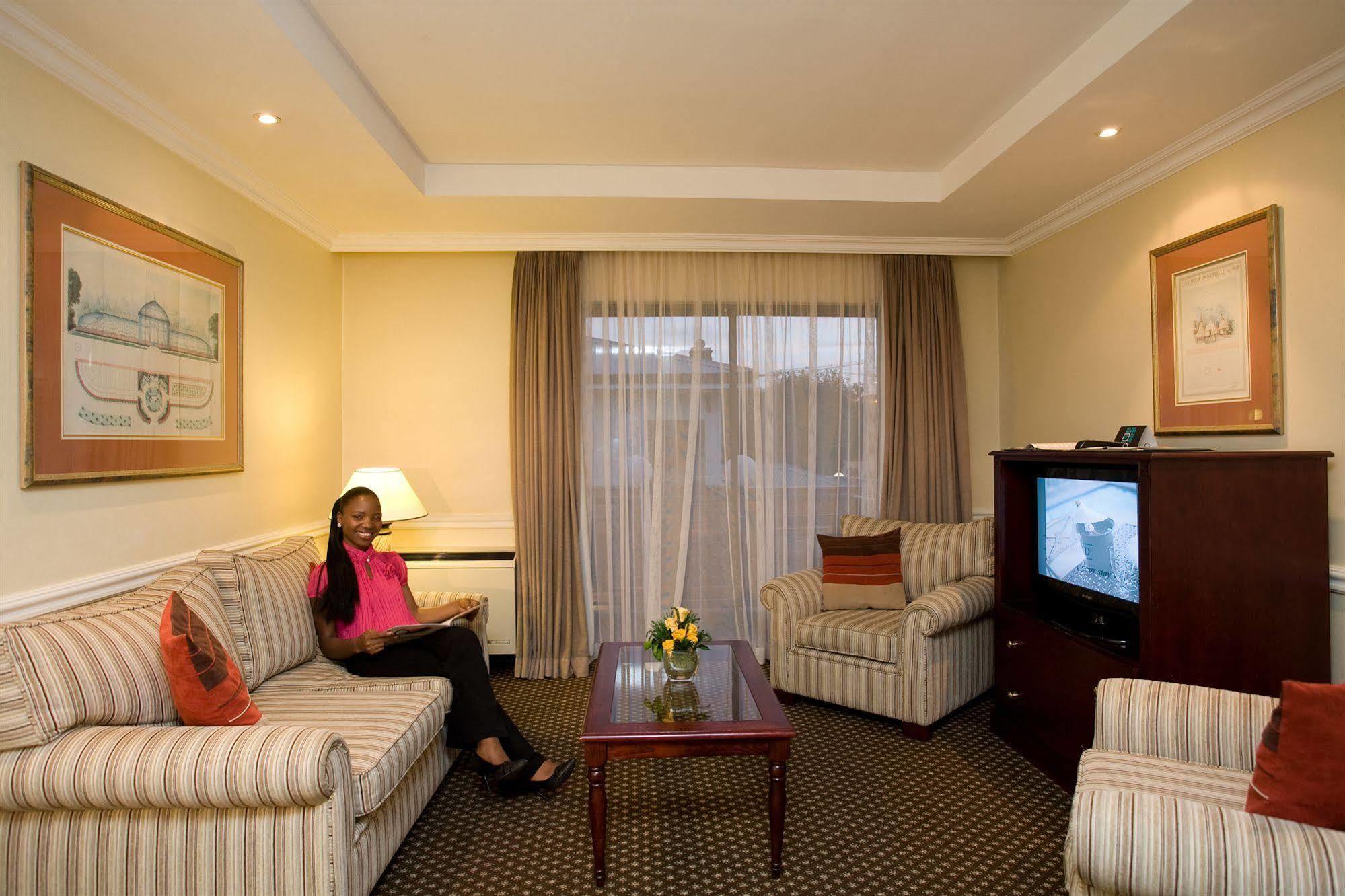 Courtyard Hotel Rosebank Johannesburg Bagian luar foto