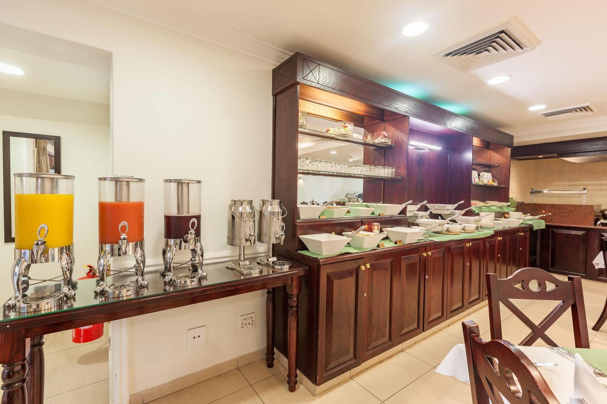 Courtyard Hotel Rosebank Johannesburg Bagian luar foto