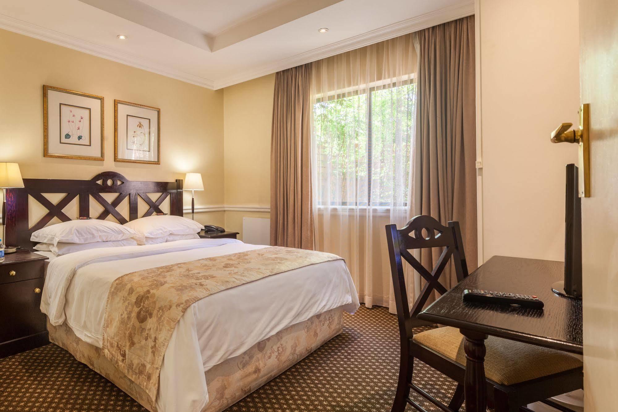 Courtyard Hotel Rosebank Johannesburg Bagian luar foto