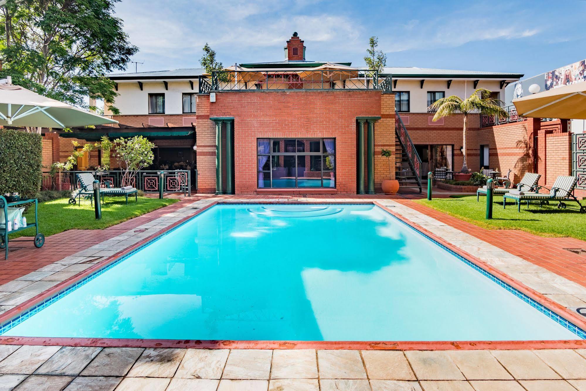 Courtyard Hotel Rosebank Johannesburg Bagian luar foto